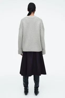 Online COS SWETER Z WEŁNY MERYNOSOWEJ Z DEKOLTEM W SEREK