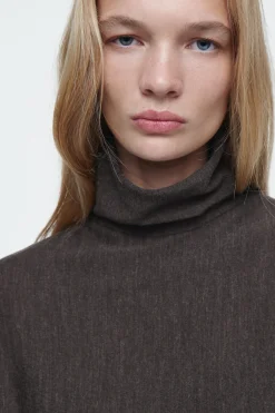 Online COS SWETER Z WEŁNY MERYNOSOWEJ Z WYSOKIM DEKOLTEM