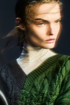 Sale COS SWETER Z WEŁNY MERYNOSOWEJ Z ABSTRAKCYJNYM WZOREM