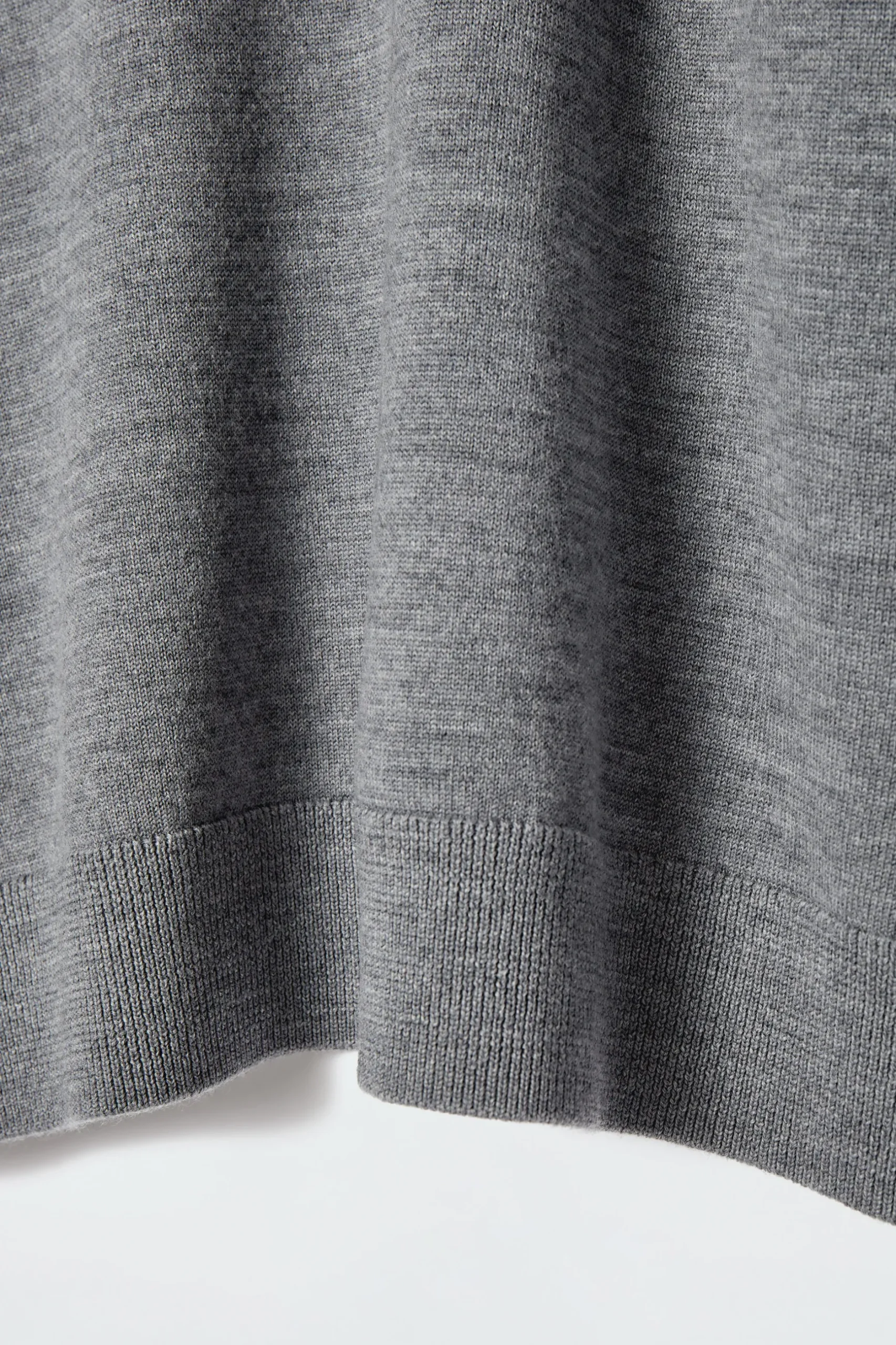 Online COS SWETER Z WEŁNY MERYNOSOWEJ Z OKRĄGŁYM DEKOLTEM