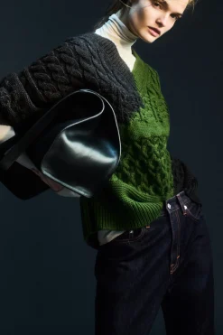 Sale COS SWETER Z WEŁNY MERYNOSOWEJ Z ABSTRAKCYJNYM WZOREM