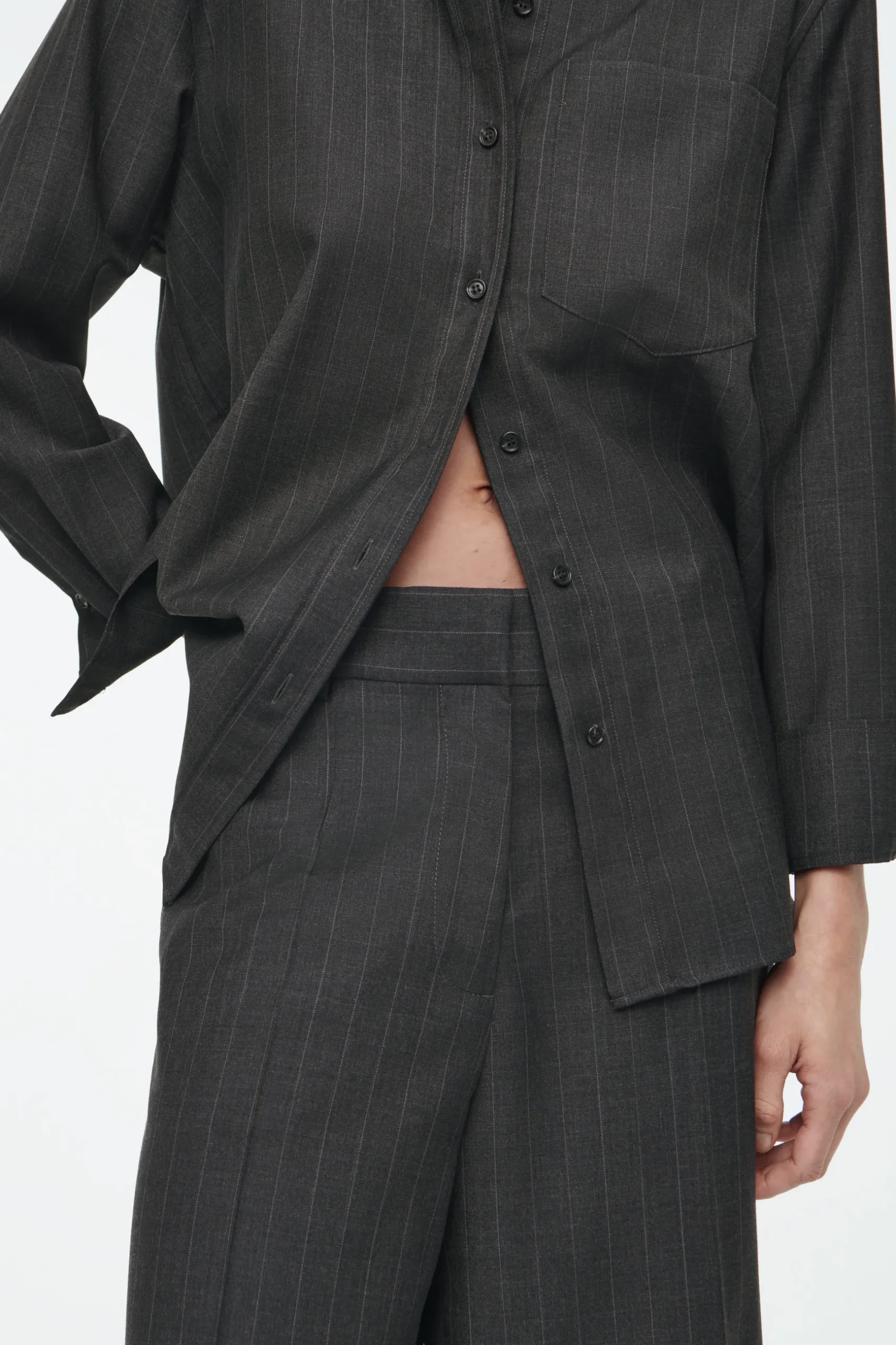 Clearance COS SZEROKIE WEŁNIANE SPODNIE W PRĄŻKI – REGULAR FIT