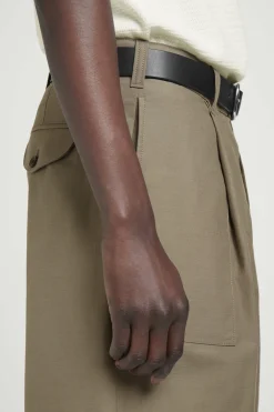 Clearance COS SZORTY CHINO Z BAWEŁNY O SKOŚNYM SPLOCIE Ciemnyszarobrązowy