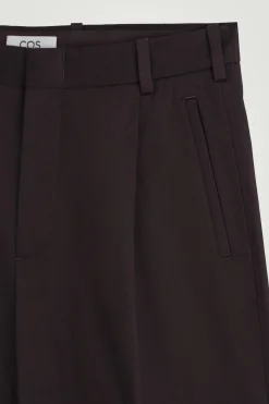 Clearance COS SZORTY Z SZEROKIMI NOGAWKAMI Ciemnobrązowy