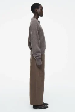 Clearance COS SZTRUKSOWE SPODNIE Z NOGAWKAMI TYPU BARREL