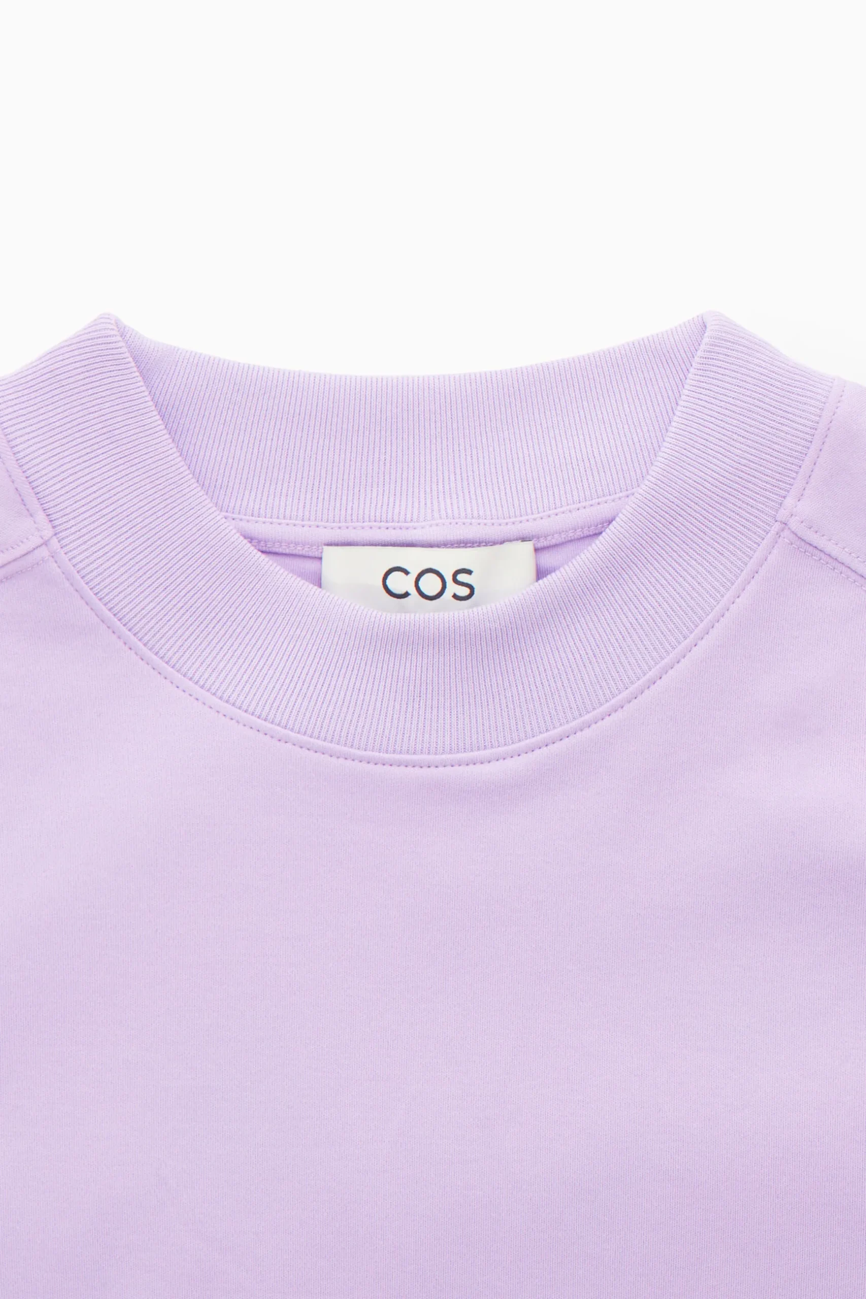 Fashion COS TALIOWANY T-SHIRT Z WYSOKIM DEKOLTEM