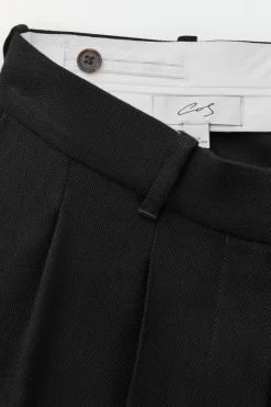 Clearance COS THE PLEATED TAILORED SHORTS