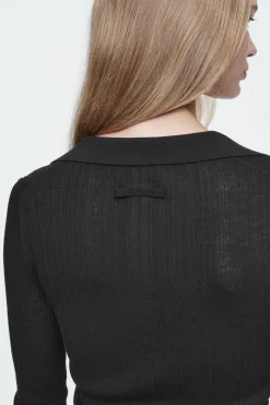 Outlet COS TOP Z OTWARTYM KOŁNIERZYKIEM Z WEŁNY MERYNOSOWEJ
