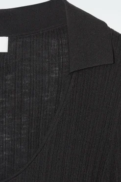 Outlet COS TOP Z OTWARTYM KOŁNIERZYKIEM Z WEŁNY MERYNOSOWEJ