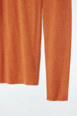 Outlet COS TOP Z WEŁNY MERYNOSOWEJ Z PÓŁGOLFEM