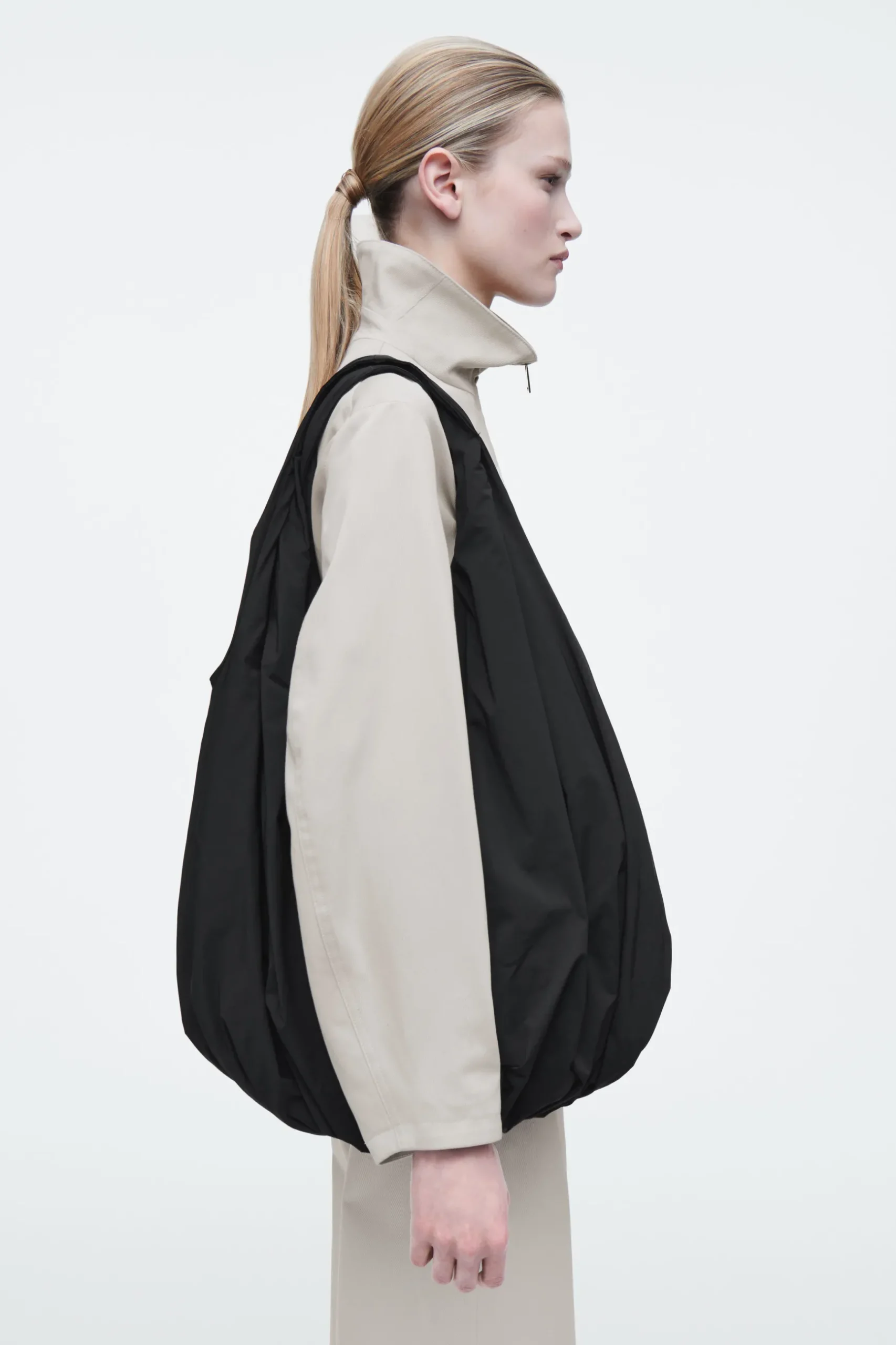 Outlet COS TOREBKA „CLOUD” TYPU TOTE