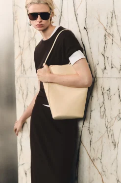 Discount COS TOREBKA TYPU BUCKET Z NUBUKU Kremowy