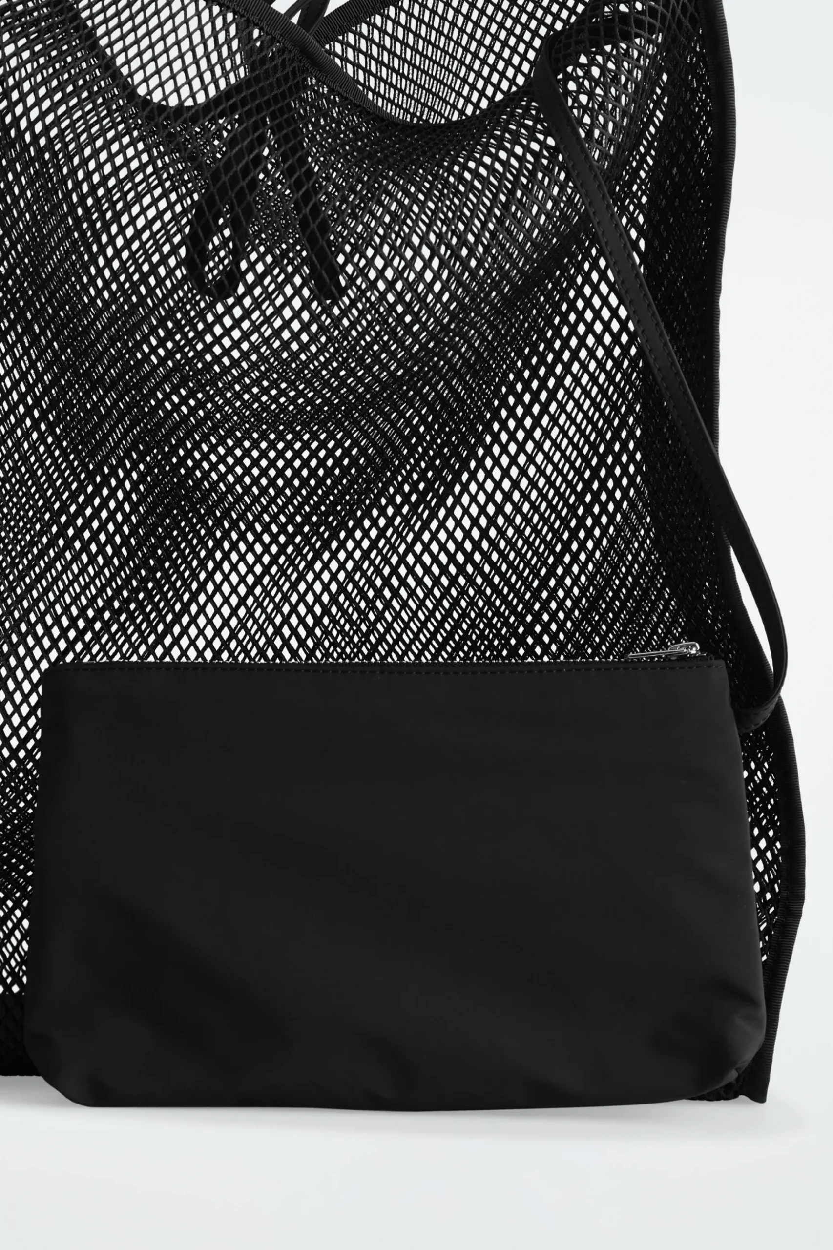 New COS TOREBKA TYPU TOTE BAG Z TKANINY SIATECZKOWEJ Czarny