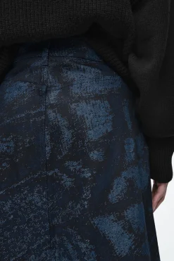 Outlet COS TRAPEZOWA SPÓDNICA MIDI Z ŻAKARDOWEGO DENIMU