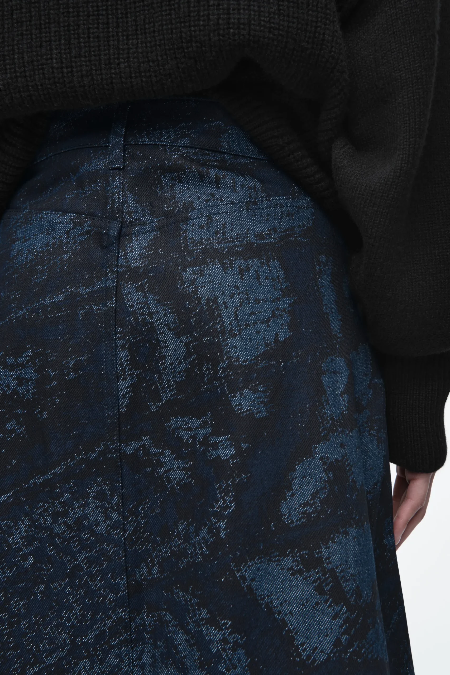 Outlet COS TRAPEZOWA SPÓDNICA MIDI Z ŻAKARDOWEGO DENIMU