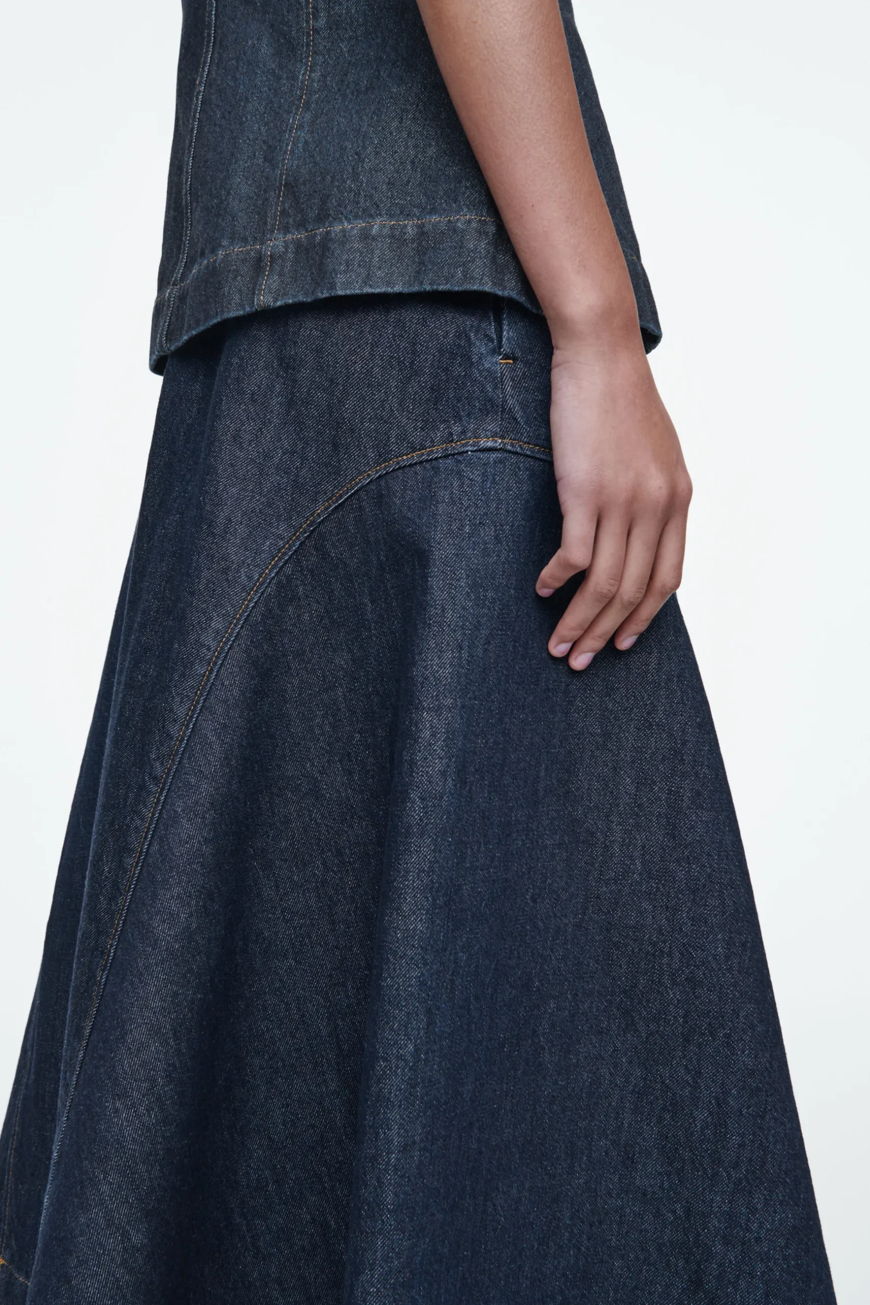 Best COS TRAPEZOWA SPÓDNICA MIDI Z SUROWEGO DENIMU