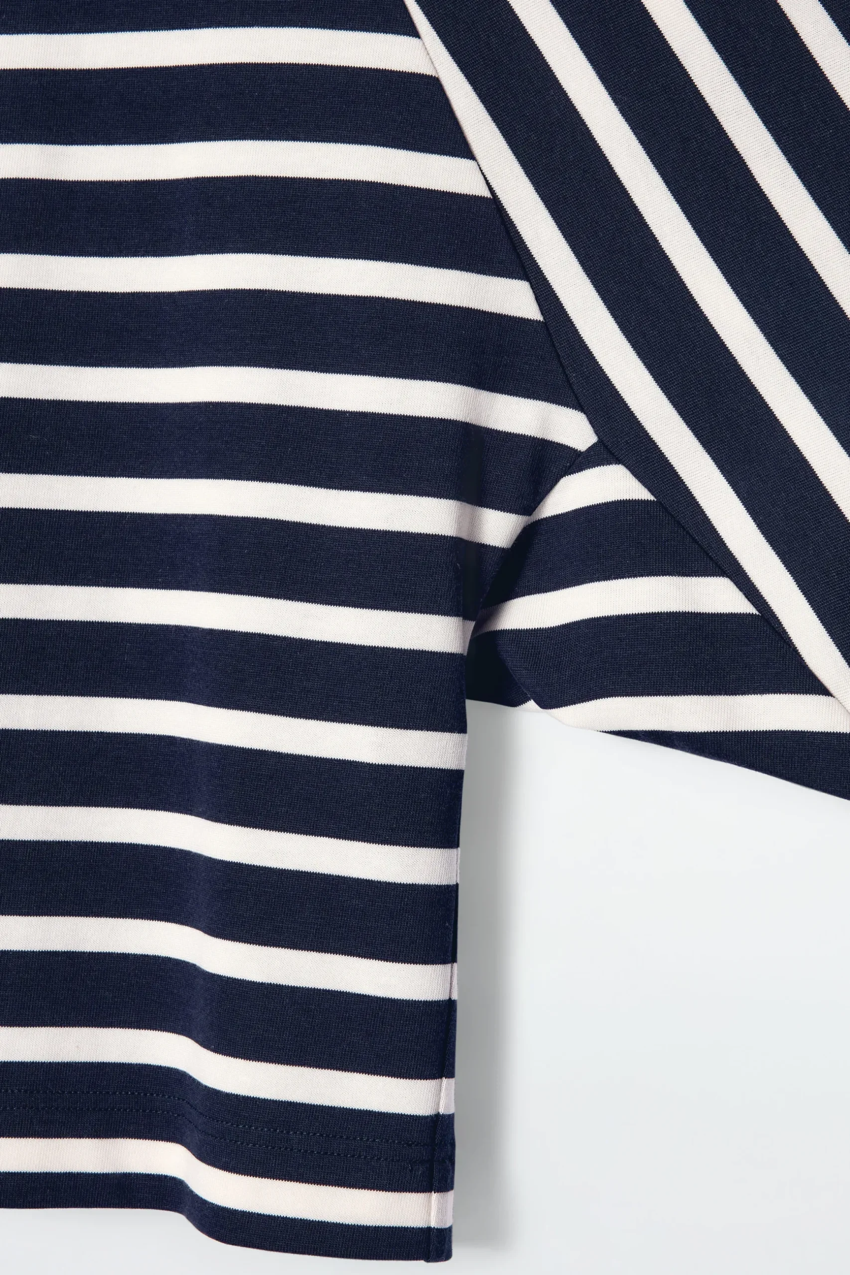 Outlet COS T-SHIRT Z DŁUGIM RĘKAWEM O PUDEŁKOWYM KROJU