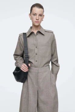 Fashion COS WEŁNIANA KOSZULA Z PAGONAMI – REGULAR FIT