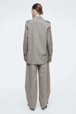 Fashion COS WEŁNIANA KOSZULA Z PAGONAMI – REGULAR FIT