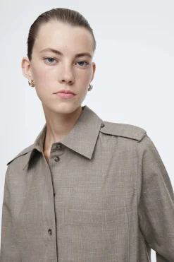 Fashion COS WEŁNIANA KOSZULA Z PAGONAMI – REGULAR FIT