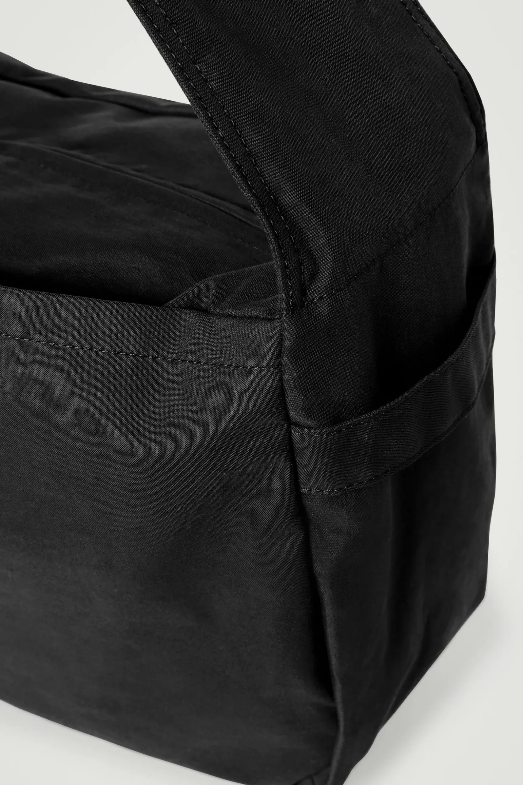 Outlet COS WODOODPORNA TORBA LISTONOSZKA Z NYLONEM