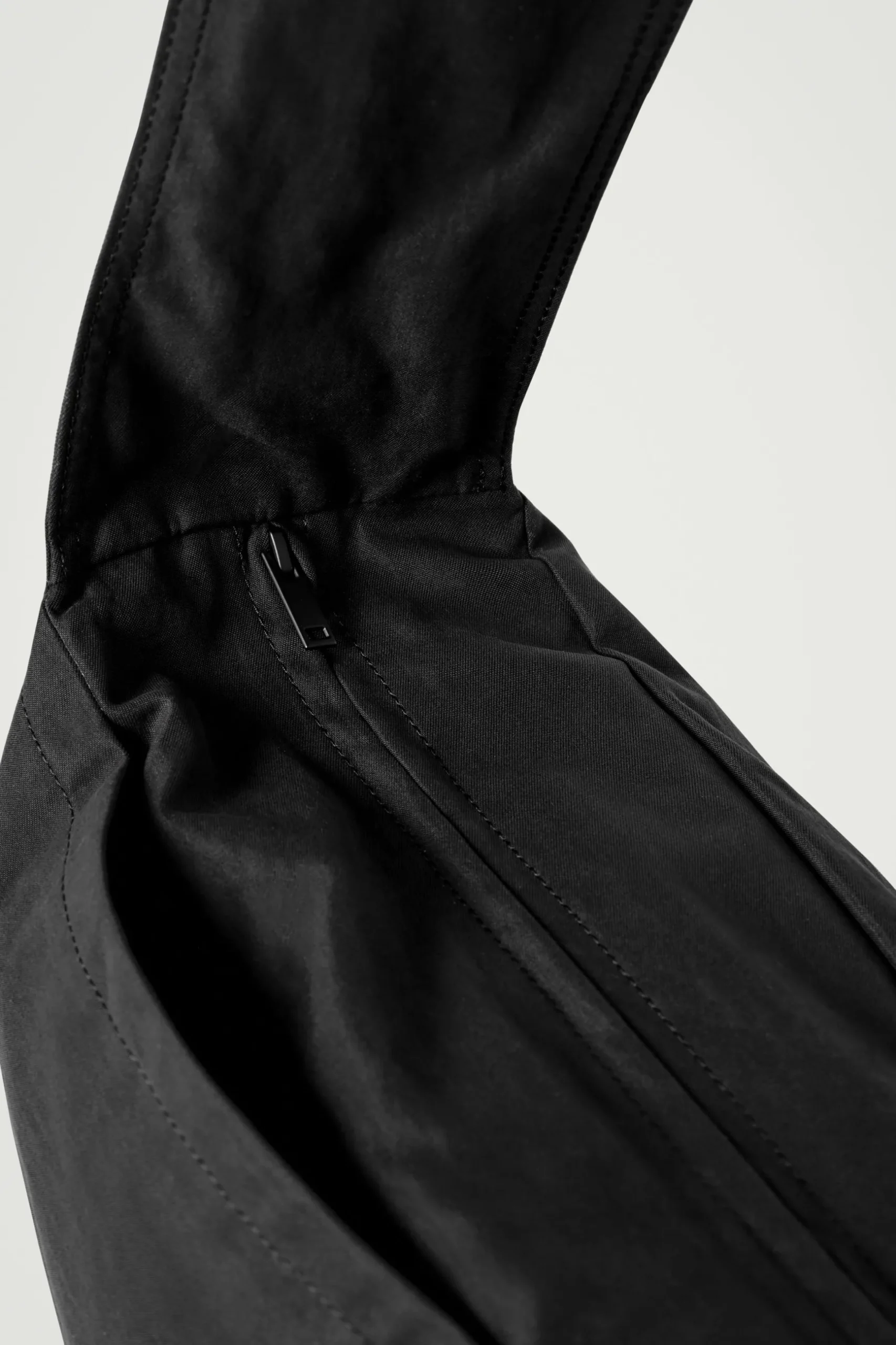 Outlet COS WODOODPORNA TORBA LISTONOSZKA Z NYLONEM