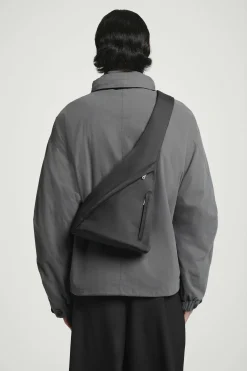 Online COS WODOODPORNA TORBA „SLING” TYPU CROSSBODY Z NYLONEM