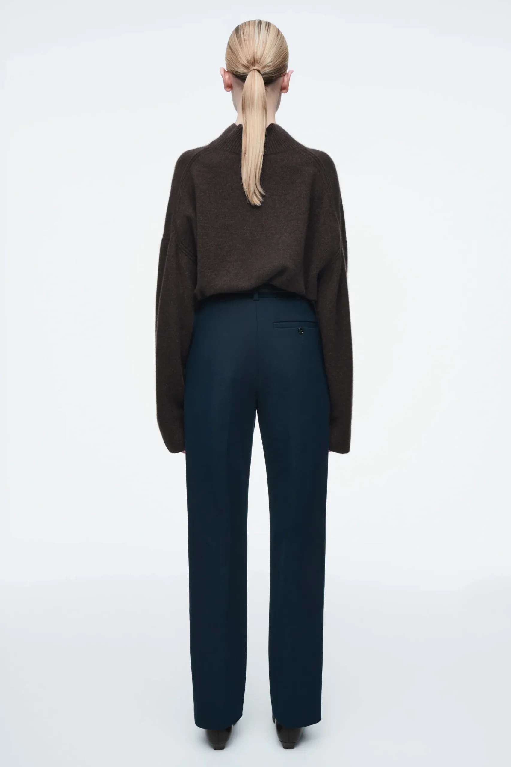 Outlet COS WĄSKIE BAWEŁNIANE SPODNIE – REGULAR FIT