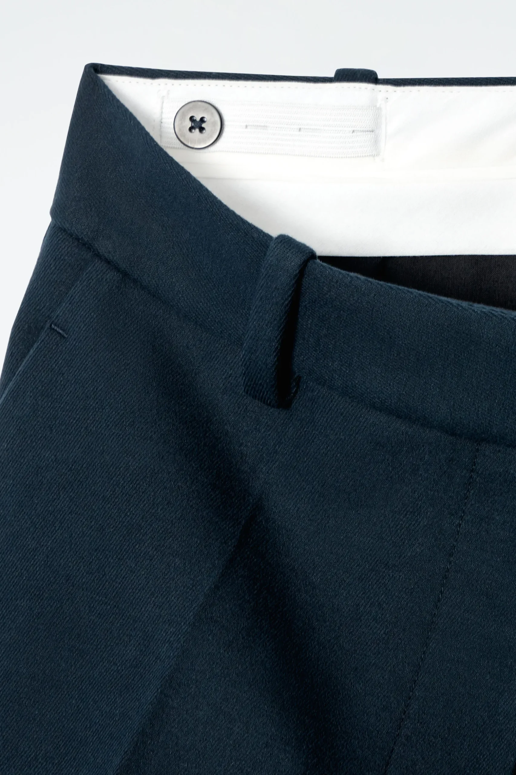 Outlet COS WĄSKIE BAWEŁNIANE SPODNIE – REGULAR FIT
