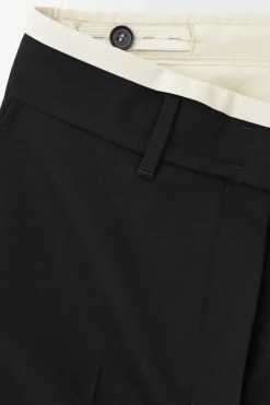 Outlet COS ZDEKONSTRUOWANE SPODNIE