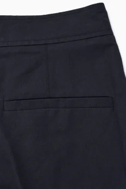 Outlet COS ZWĘŻANE SPODNIE CHINOS Z LNEM – REGULAR FIT