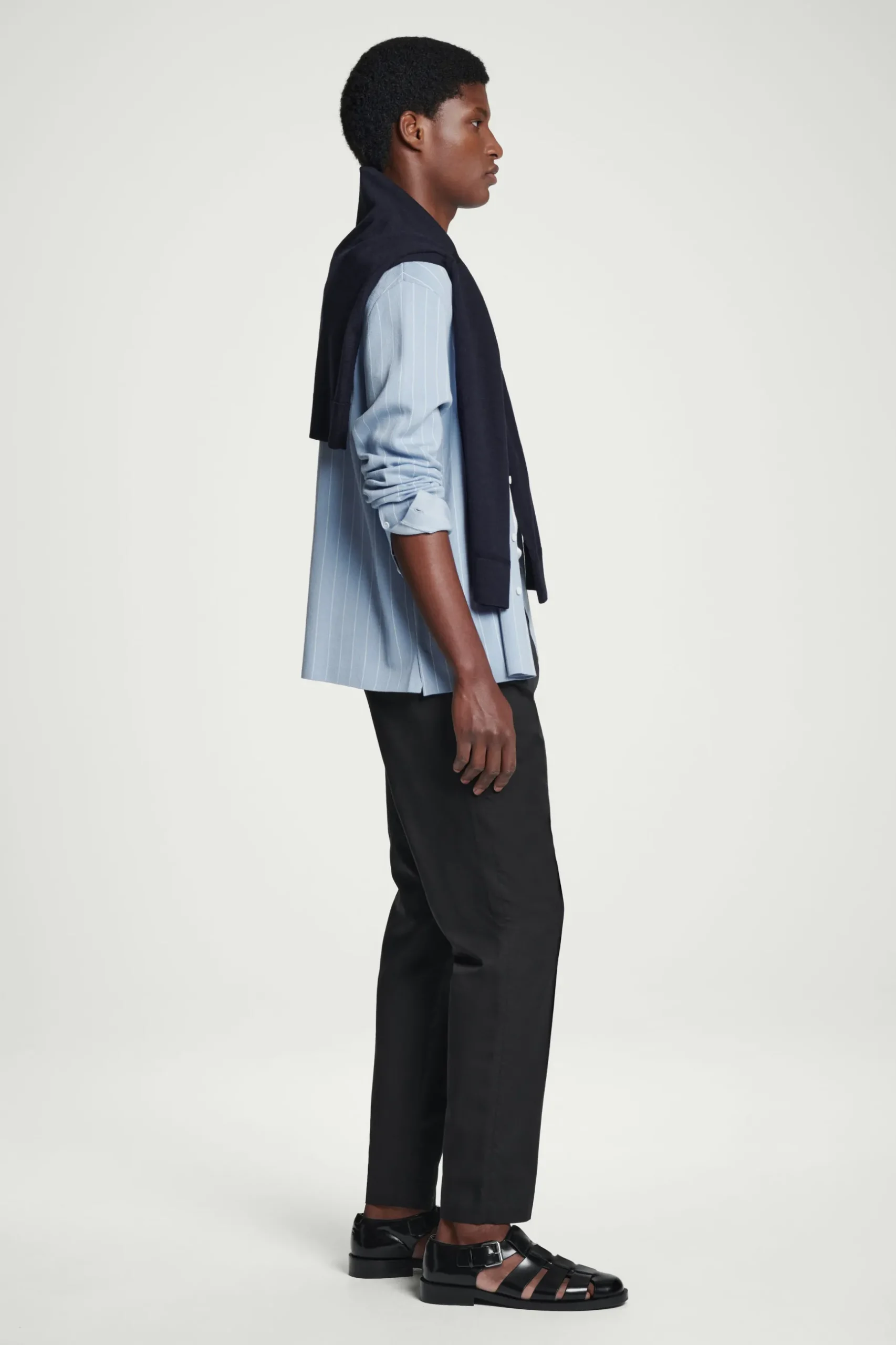 Fashion COS ZWĘŻANE SPODNIE Z TKANINY O SPLOCIE SKOŚNYM Czarny