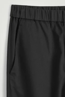 Fashion COS ZWĘŻANE SPODNIE Z TKANINY O SPLOCIE SKOŚNYM Czarny