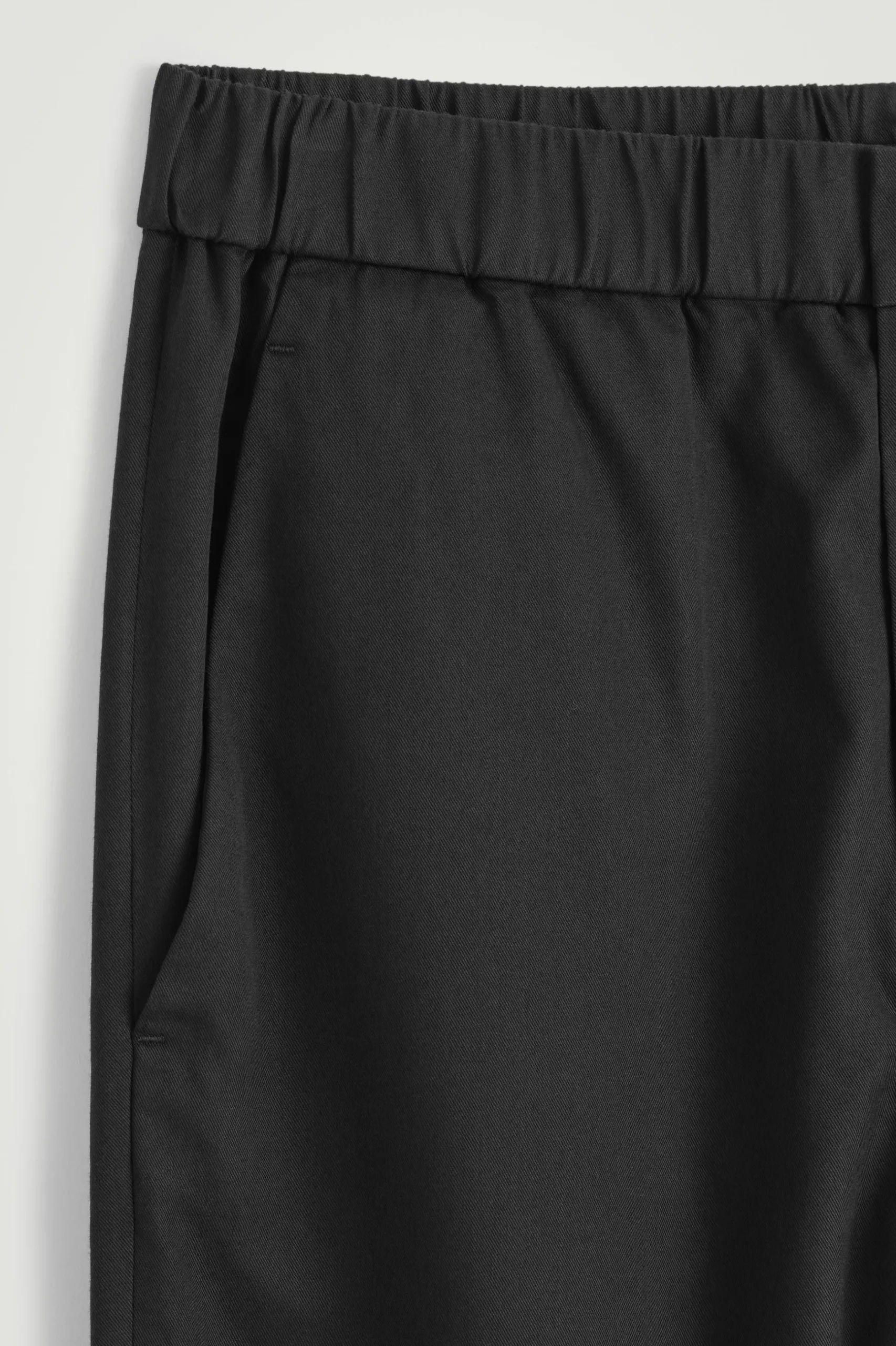 Fashion COS ZWĘŻANE SPODNIE Z TKANINY O SPLOCIE SKOŚNYM Czarny