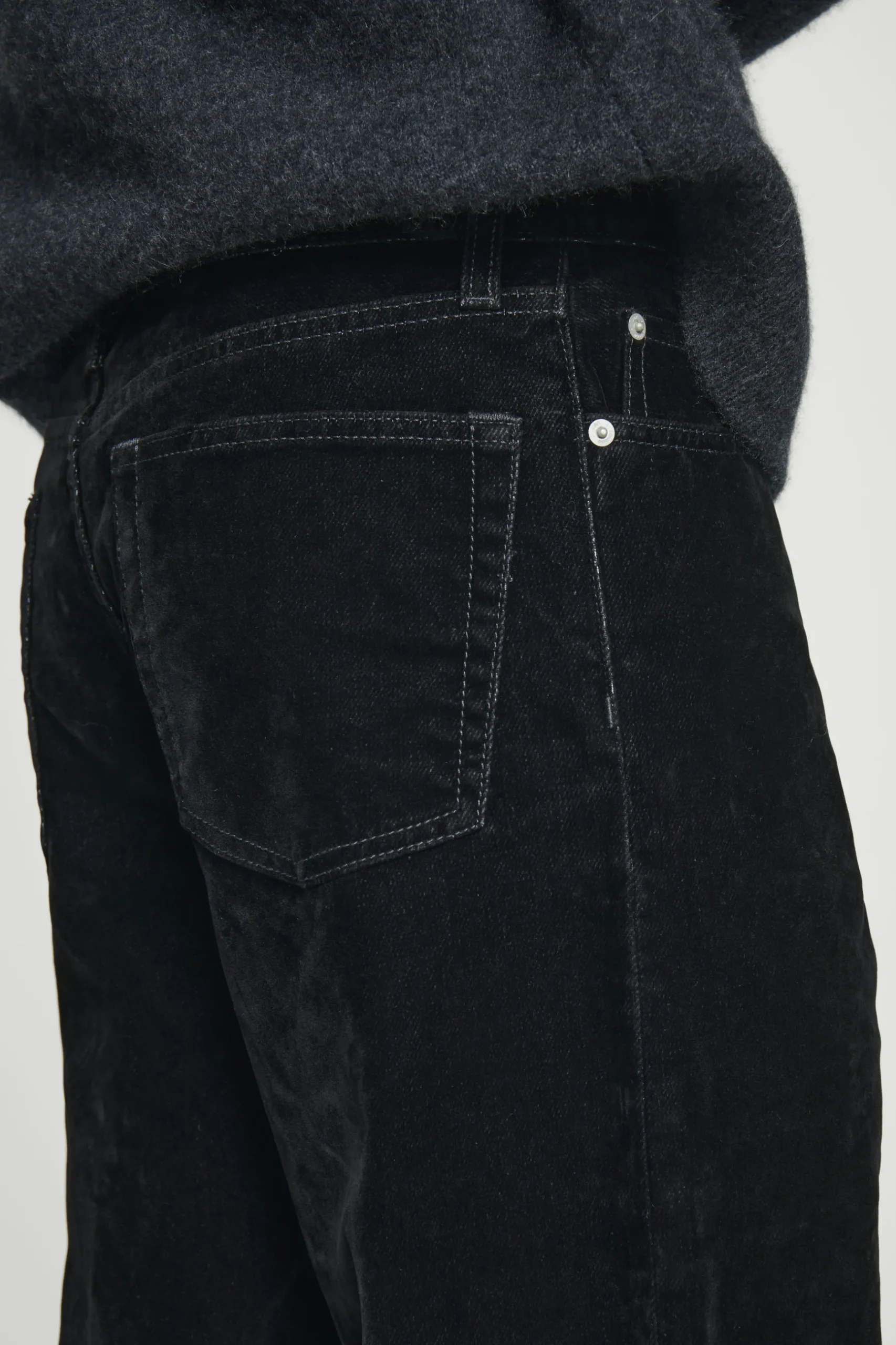 Discount COS AKSAMITNE JEANSY „DOVE” Z PROSTYMI NOGAWKAMI Czarny