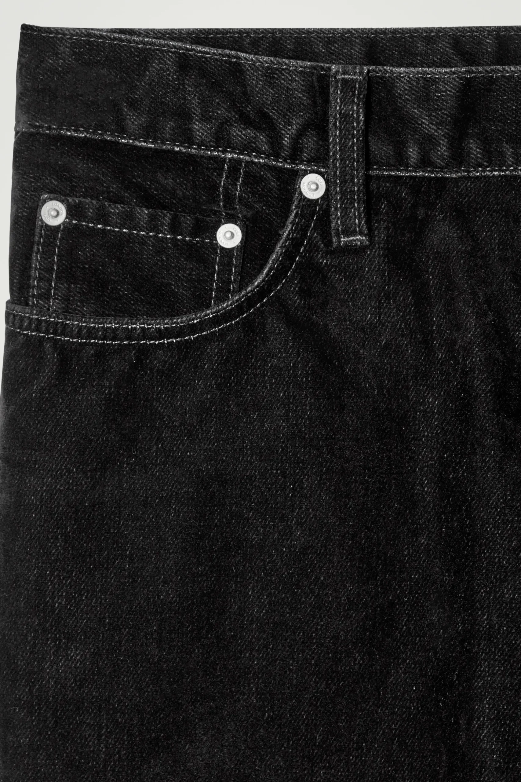 Discount COS AKSAMITNE JEANSY „DOVE” Z PROSTYMI NOGAWKAMI Czarny
