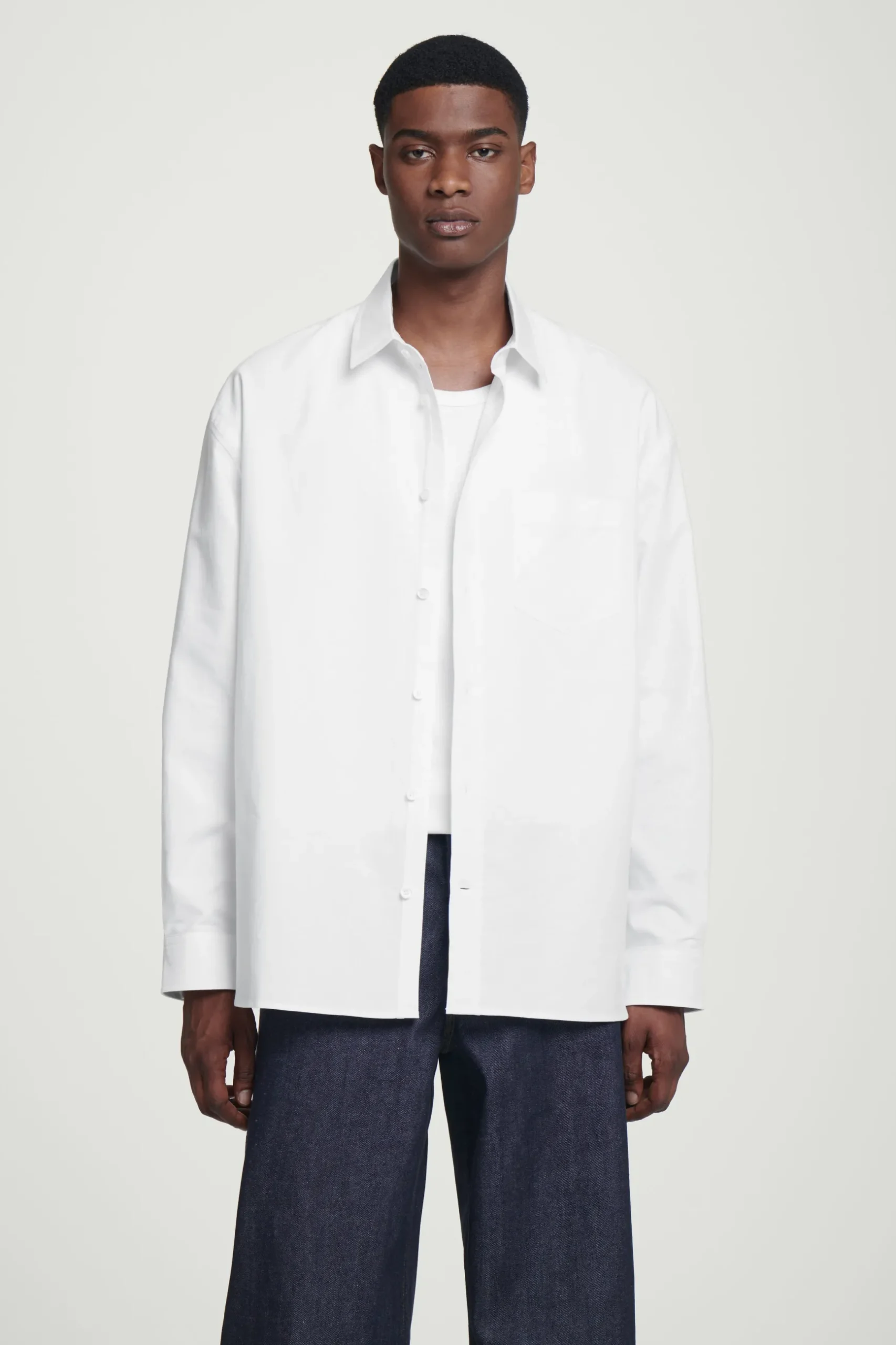 Outlet COS BAWEŁNIANA KOSZULA OXFORD O KROJU OVERSIZE Biały