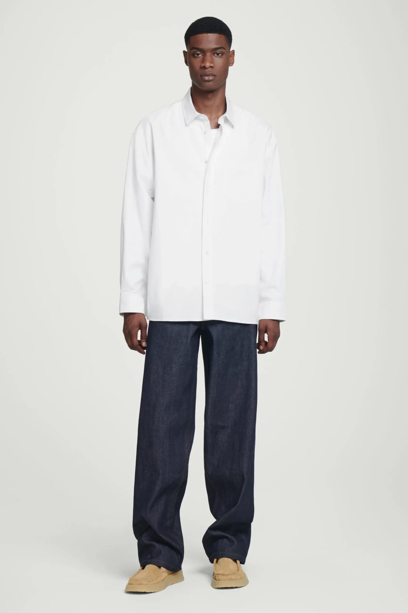 Outlet COS BAWEŁNIANA KOSZULA OXFORD O KROJU OVERSIZE Biały