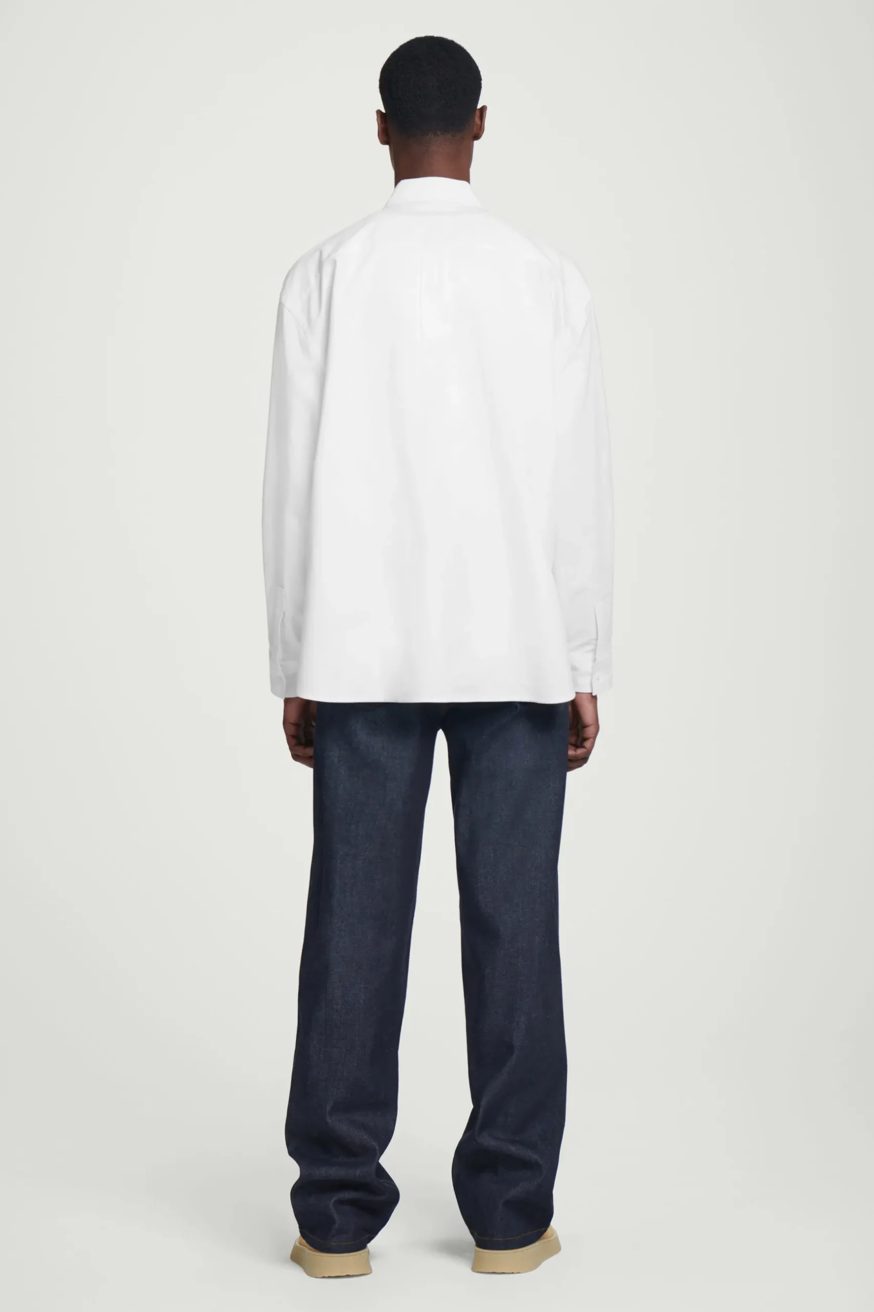 Outlet COS BAWEŁNIANA KOSZULA OXFORD O KROJU OVERSIZE Biały