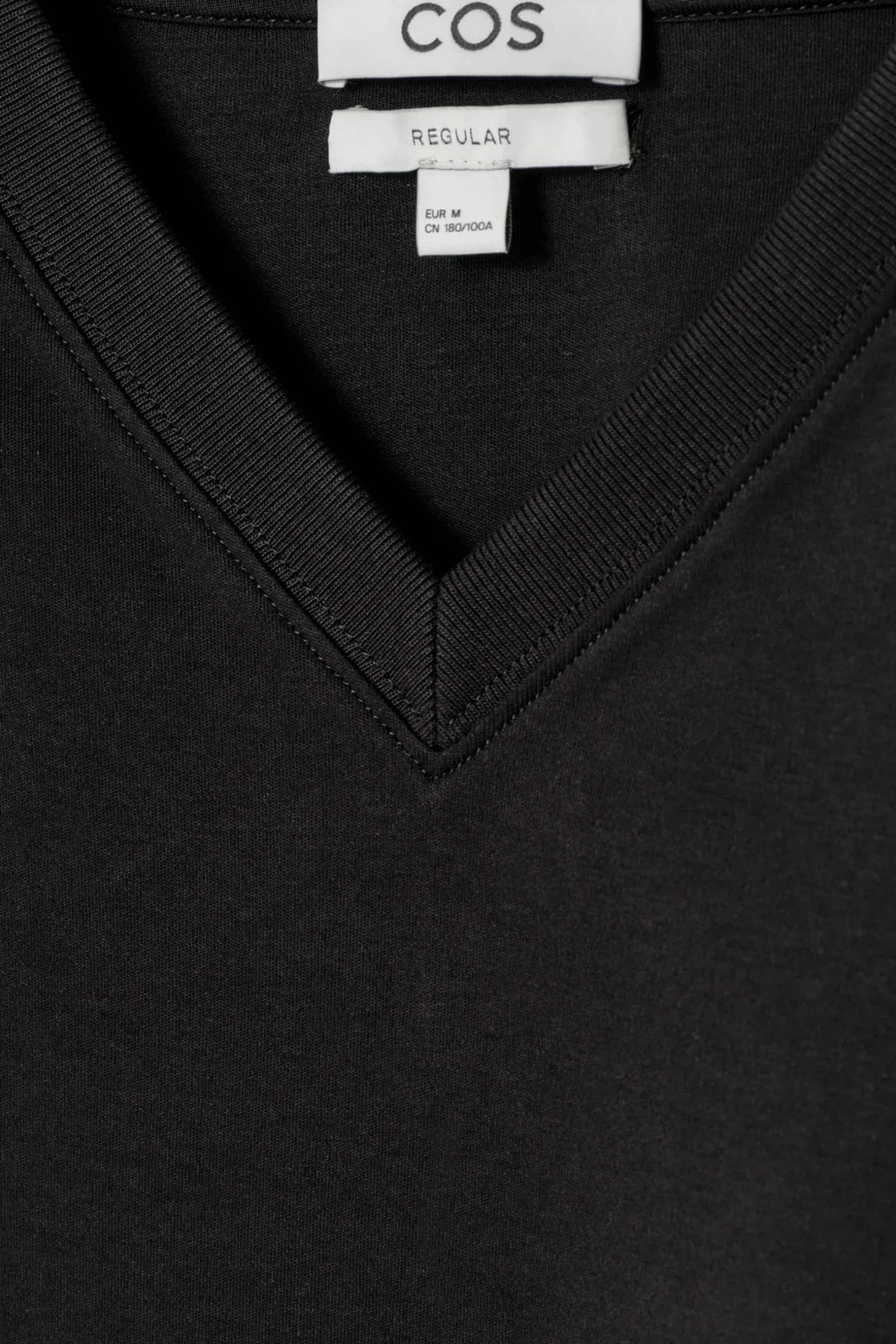 Best COS BAWEŁNIANY T-SHIRT Z DEKOLTEM W KSZTAŁCIE LITERY V Czarny