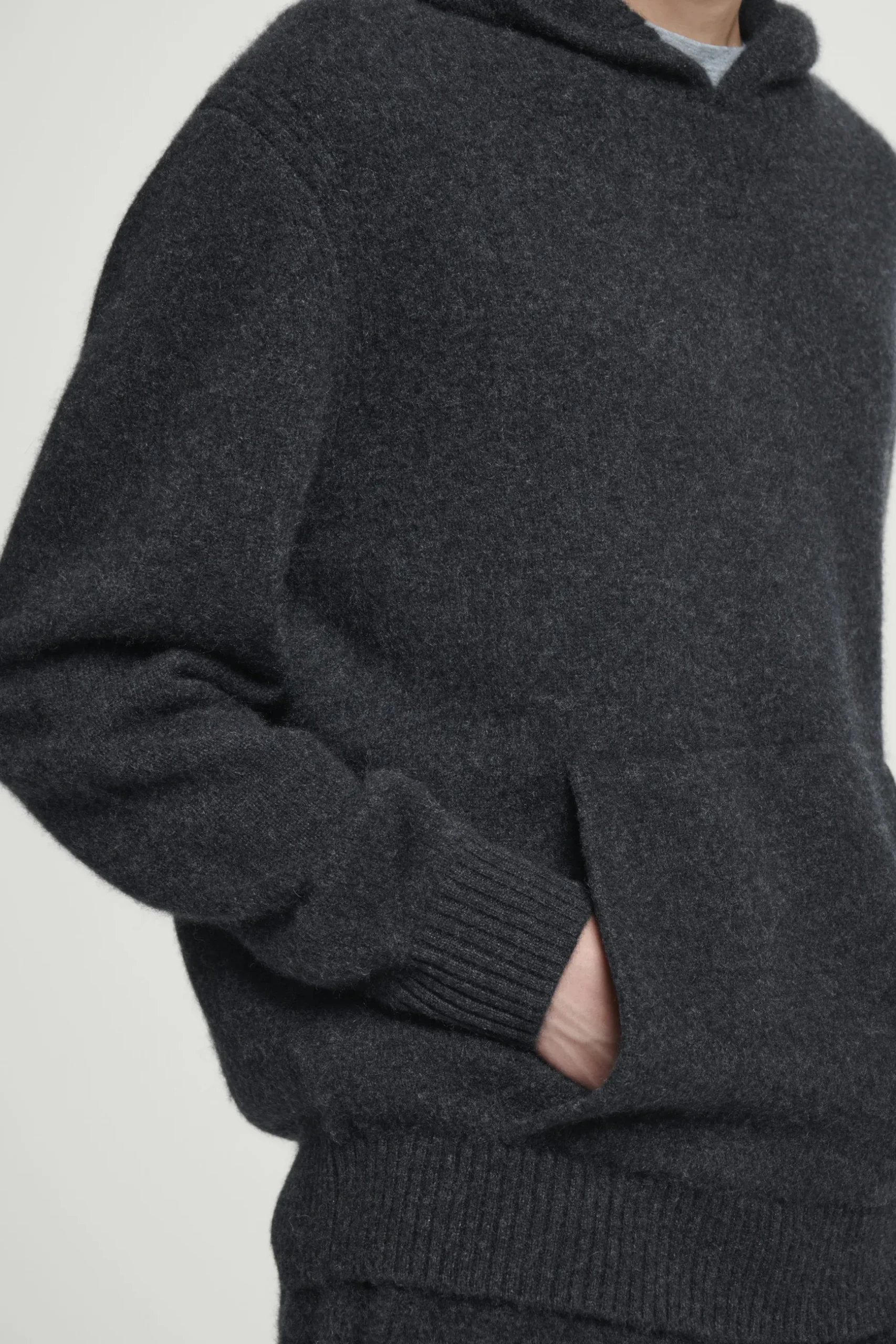 Outlet COS BLUZA Z KAPTUREM Z GOTOWANEGO KASZMIRU Ciemnoszarymelanż