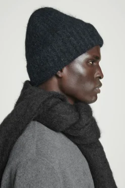 New COS CZAPKA BEANIE Z PRĄŻKOWANEJ DZIANINY Z MOHEREM Czarny