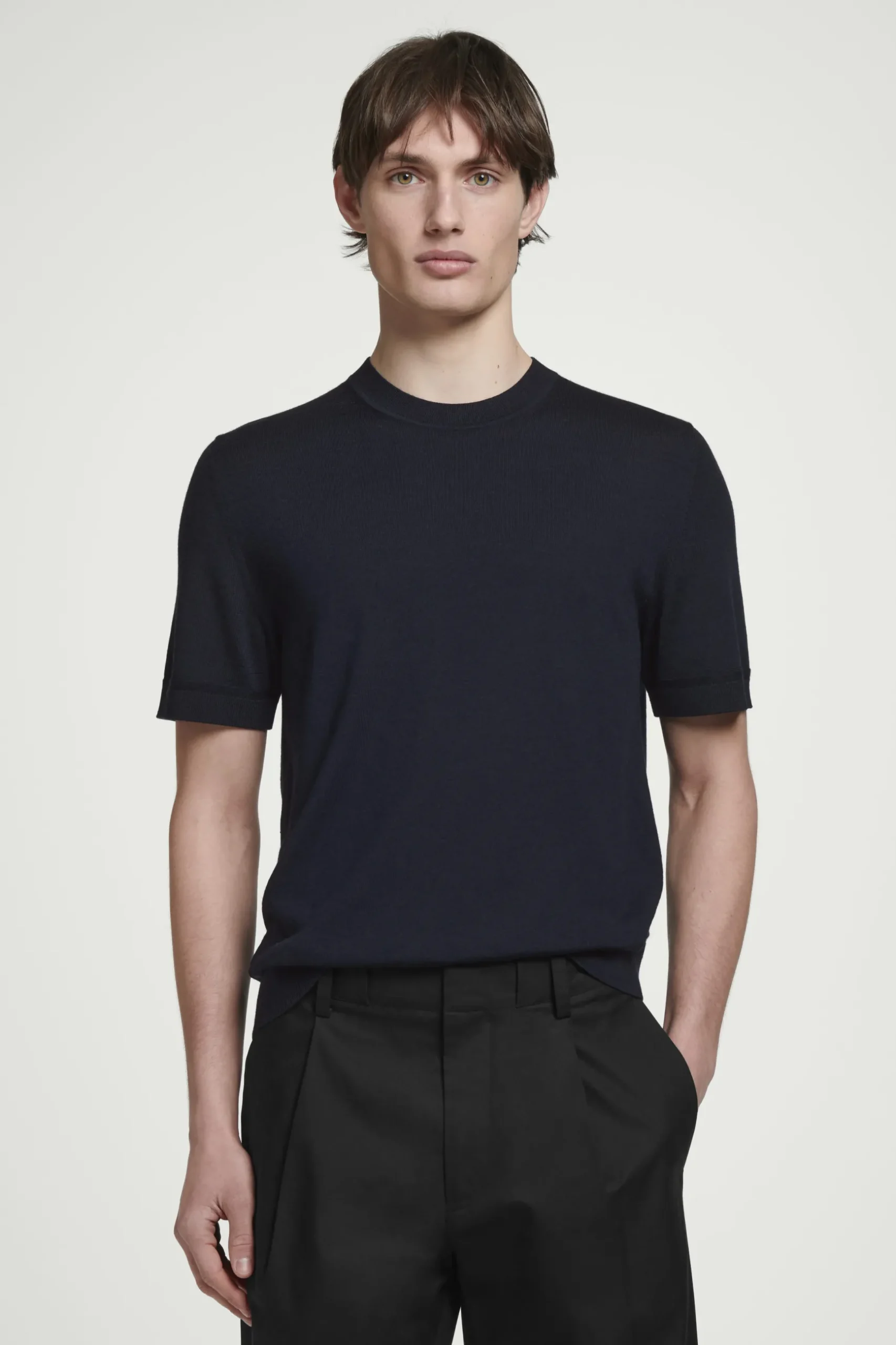 Best COS DOPASOWANY T-SHIRT Z WEŁNY MERINO Granatowy