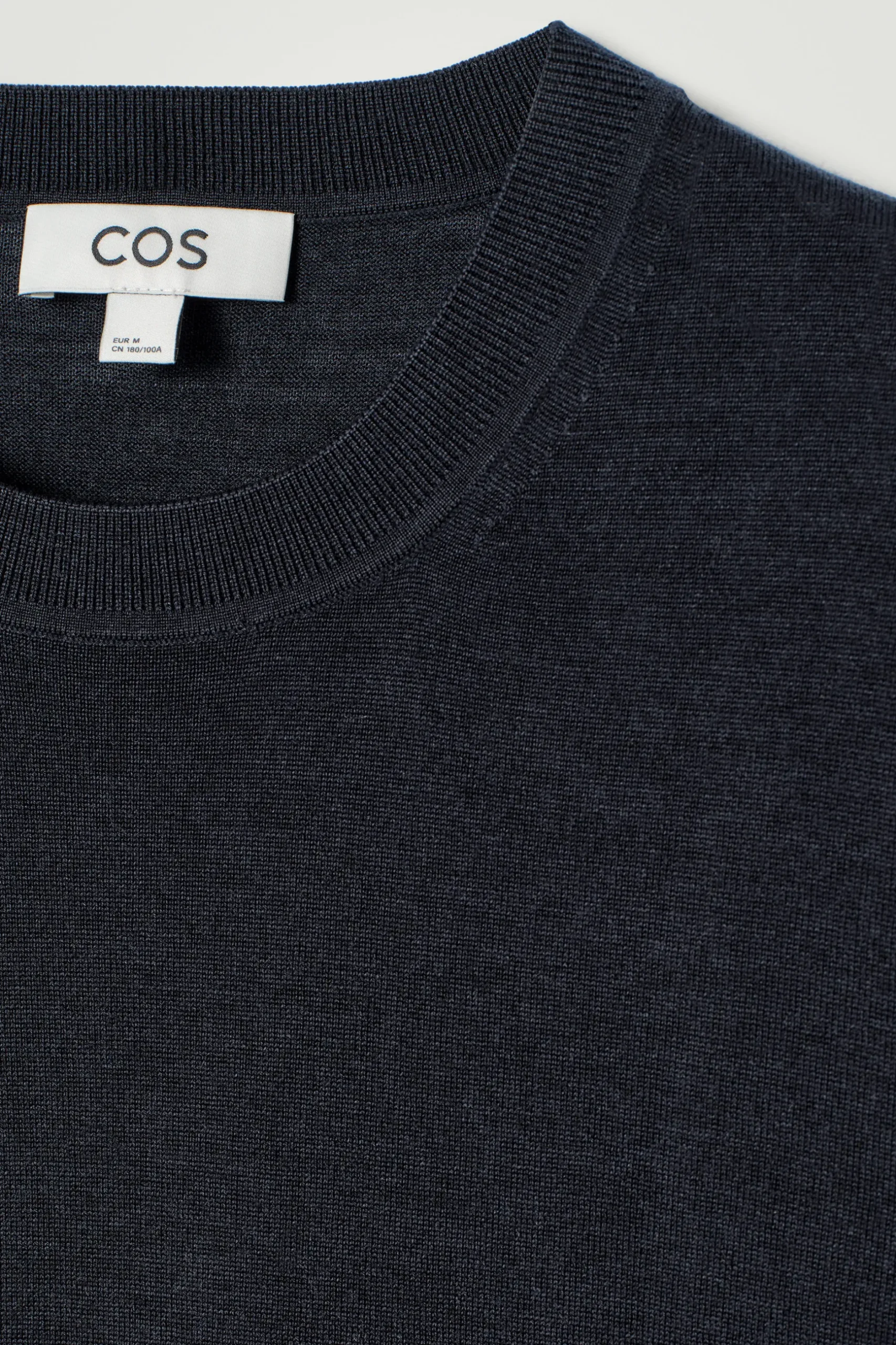 Best COS DOPASOWANY T-SHIRT Z WEŁNY MERINO Granatowy