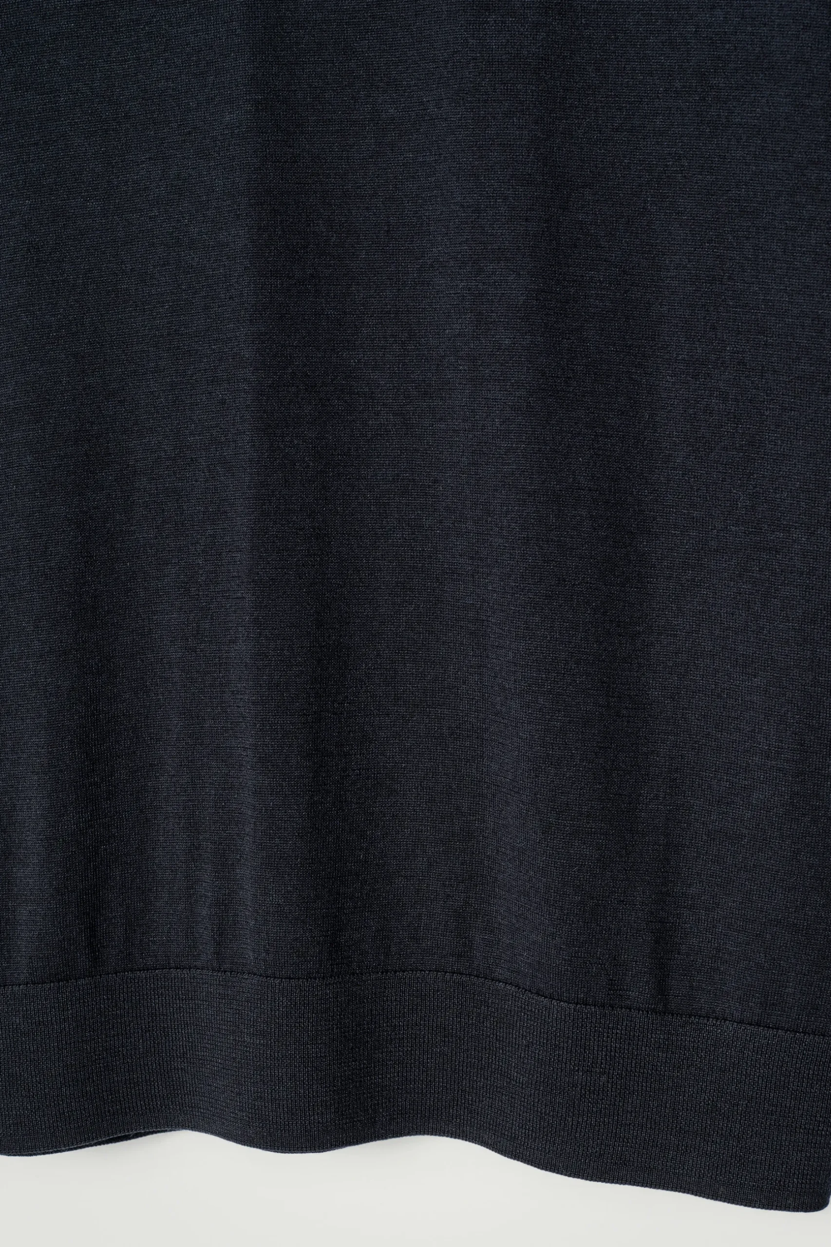 Best COS DOPASOWANY T-SHIRT Z WEŁNY MERINO Granatowy