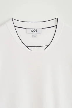 Online COS DZIANINOWY T-SHIRT Z KONTRASTUJĄCYMI DETALAMI Biały