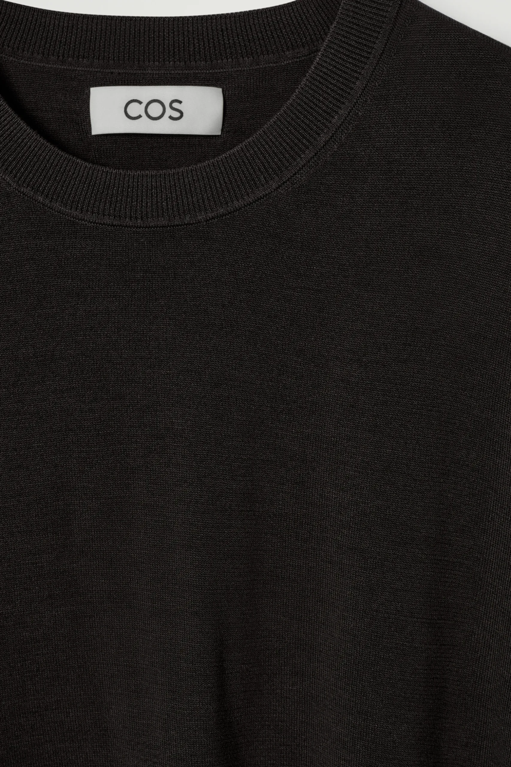 Online COS DZIANINOWY T-SHIRT Z WEŁNY I JEDWABIU Czekoladowy