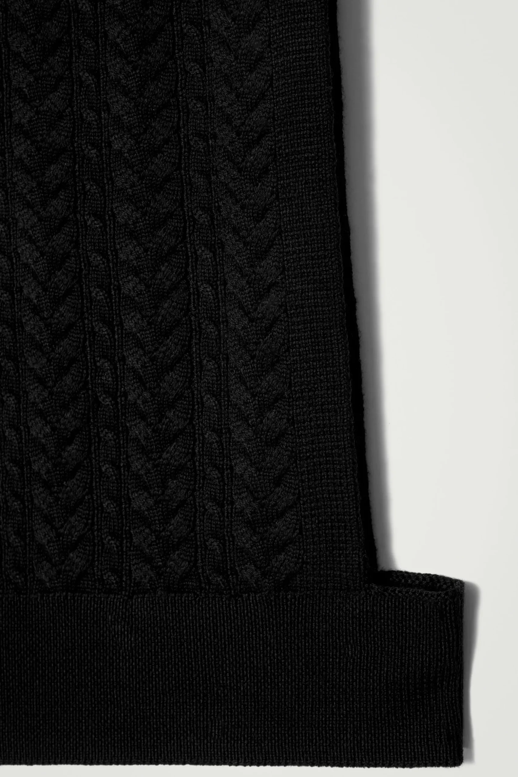 Fashion COS HYBRYDOWA WEŁNIANA KAMIZELKA – WARKOCZOWY SPLOT Czarny