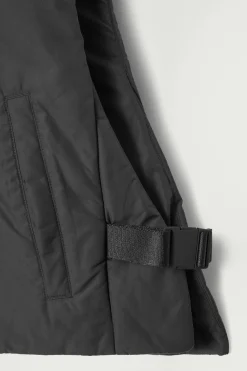 Outlet COS KAMIZELKA Z WYPEŁNIENIEM Z KAPTUREM I ZAKŁADKAMI Czarny