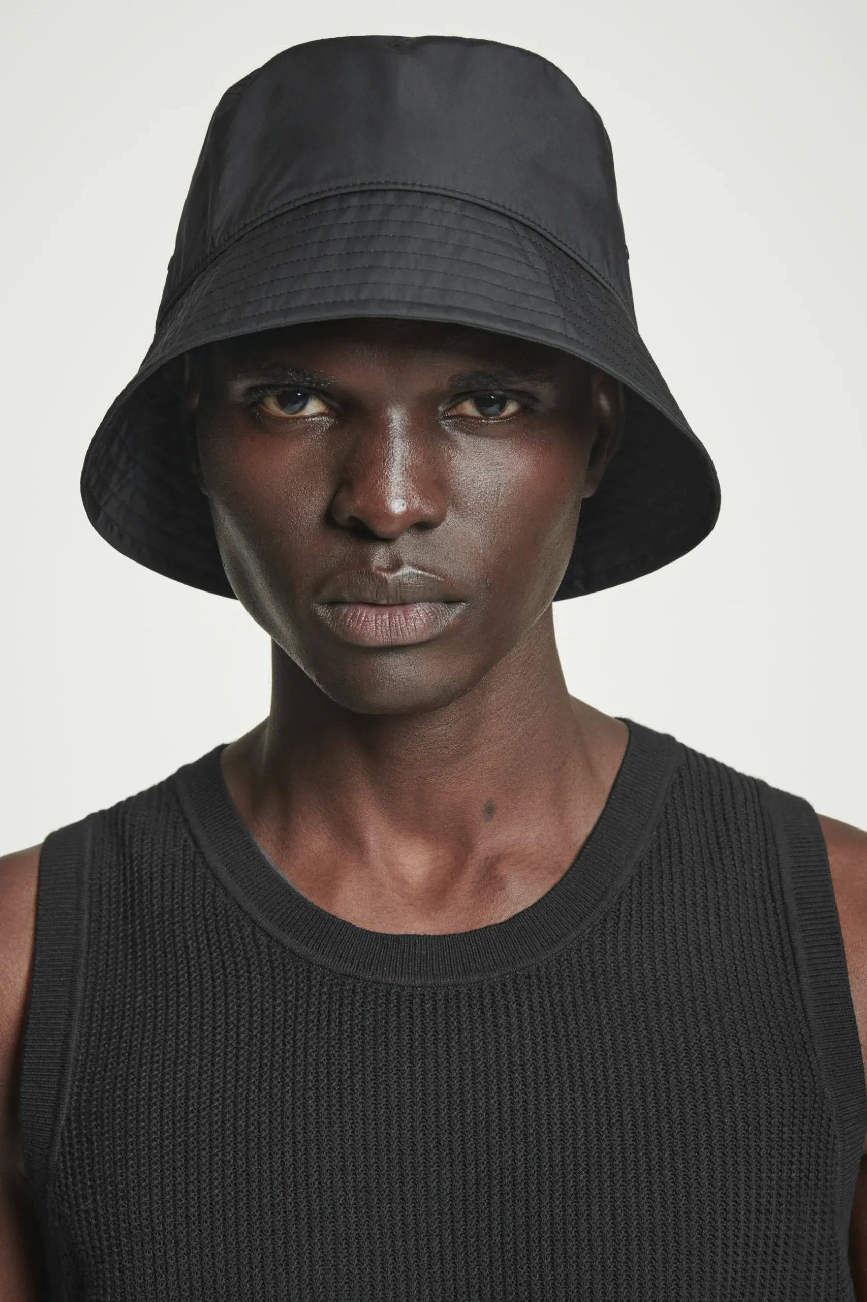 Online COS KAPELUSZ TYPU BUCKET Czarny